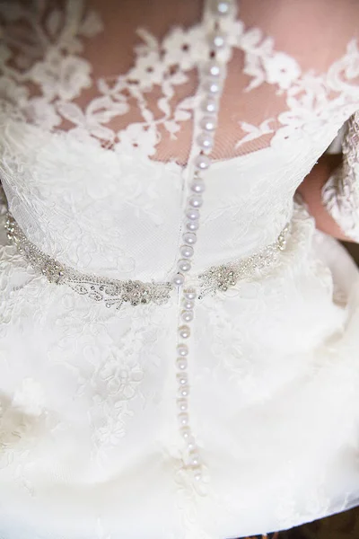 Krásná bílá svatební šaty detailní záběr — Stock fotografie