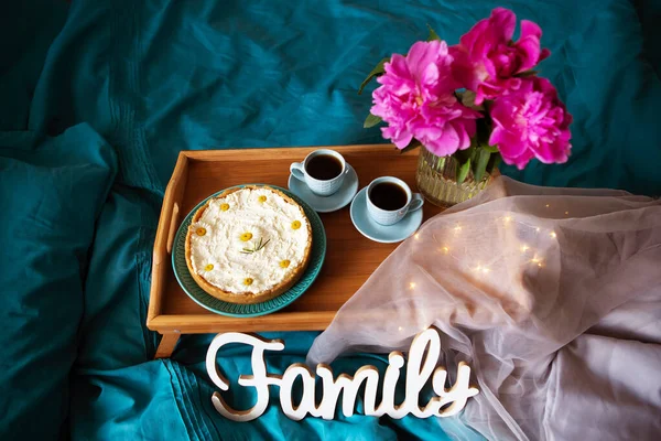 Прекрасное утро Ванильный чизкейк, кофе, голубые чашки, розовые пионы в стеклянной вазе. Вид сверху . — стоковое фото