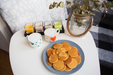 iki fincan kapuçino çerçevede bir lezzetli punkcakes yakın çekim