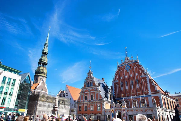 Praça Ratslaukums, Igreja de São Pedro e a Casa de Blackheads na Cidade Velha de Riga, na Letônia — Fotografia de Stock