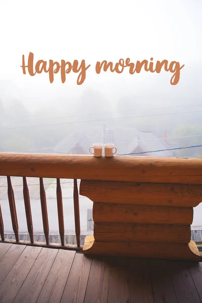 Twee kopjes koffie op het balkon op een houten huis - de woorden van een gelukkige ochtend — Stockfoto