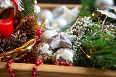 Noel arkaplanı. Firavun dalları, Noel süslemeleri, koniler, kırmızı ve gümüş toplar, kırmızı boncuklar