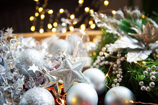 Sfondo natalizio. Rami di abete, decorazioni natalizie, coni, palline rosse e argentate, perline rosse — Foto Stock