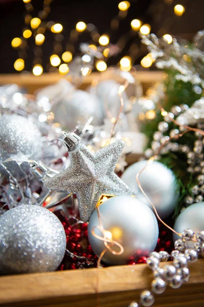 Lindo bokeh. Fundo de Natal. Ramos de abeto, decoração de Natal, cones, bolas vermelhas e prateadas, contas vermelhas — Fotografia de Stock