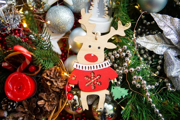 Рождественский фон Красивая открытка с деревянным оленем — стоковое фото