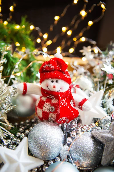 Weihnachtlicher Hintergrund. schönes Bokeh im Hintergrund. Schneemensch aus nächster Nähe. — Stockfoto