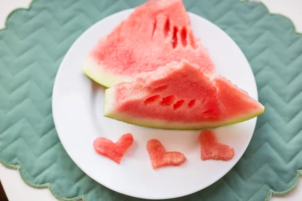 Watermeloen op een witte plaat — Stockfoto