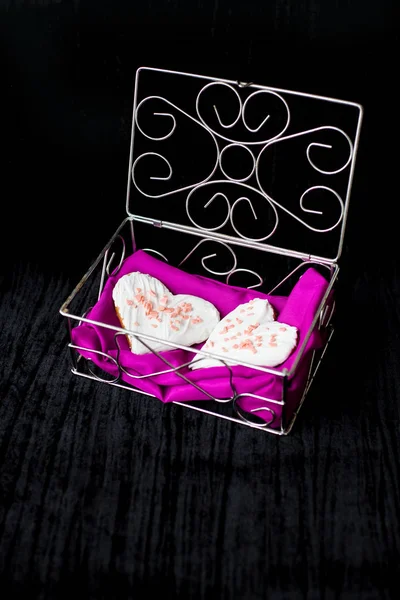 Kekse in Herzform liegen in einer Schatulle mit rosa Tuch — Stockfoto