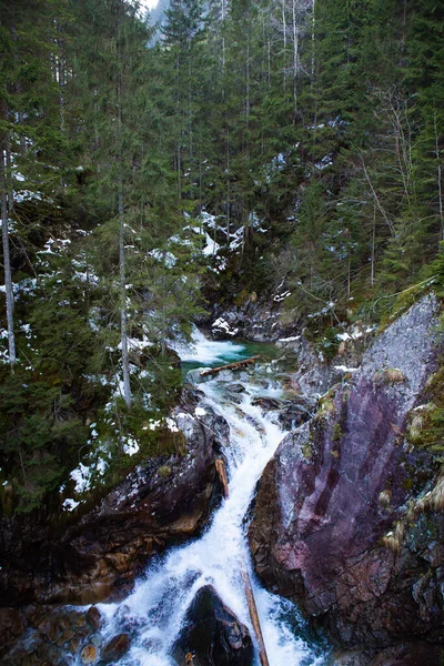 Bela cachoeira Wodogrzmoty Mickiewicza em montanhas polonesas Tatra perto de Zakopane Im Polônia . — Fotografia de Stock