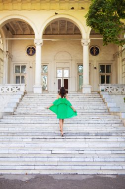 Yaz tatili. Yeşil elbiseli bir kız sanatoryumun yanındaki merdivenlerde duruyor. Chkalov Odessa 'da.