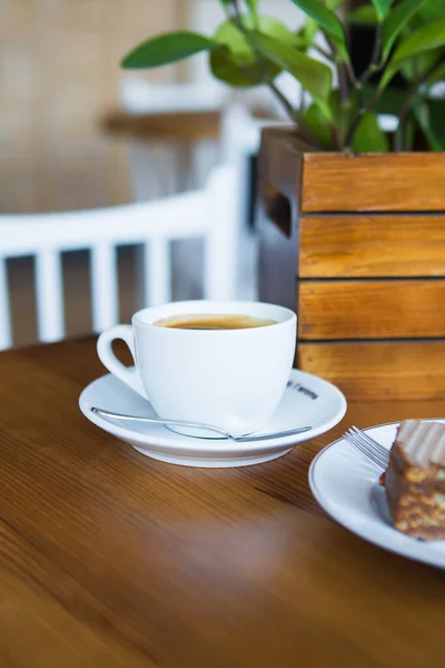 Coffee mug on wooden table. Close-up. — ストック写真