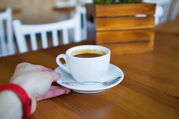 Koffie in witte beker staat op een houten tafel, ontspannen tijd met koffie. — Stockfoto