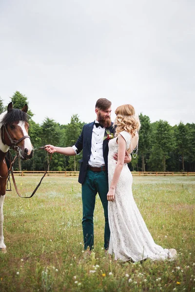 Belle mariée et marié hipster stand à côté du cheval, style rustique — Photo