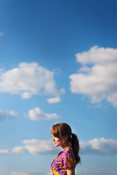 Πολύ όμορφη κοπέλα στέκεται στο πεδίο το καλοκαίρι — Φωτογραφία Αρχείου