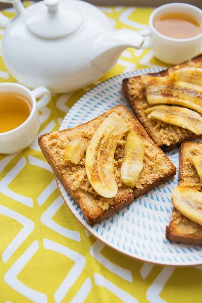 Torradas com manteiga de amendoim e uma banana frita - uma bela manhã — Fotografia de Stock