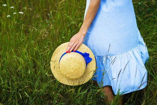 Schöne Mädchen in einem blauen Kleid auf einem Feld, Nahaufnahme — Stockfoto