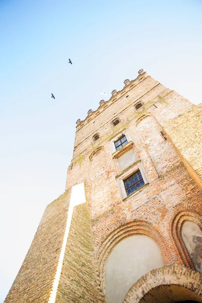 Castelo velho bonito Lubart em Lutsk, Ucrânia-vista de baixo — Fotografia de Stock