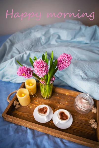 Gratulationskort Överraskning Frukost Sängen Två Koppar Cappuccino Vackra Hyacint Blommor — Stockfoto