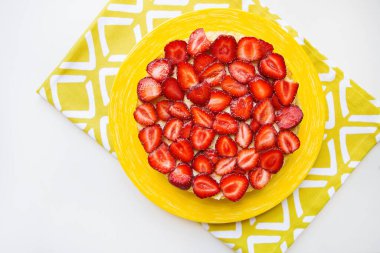 Sarı bir peçeteye güzel ve lezzetli çilekli kek standları.