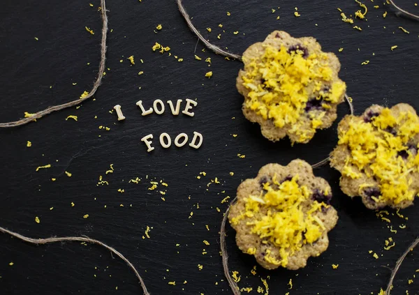 Zitronen Cupcakes Auf Schwarzem Hintergrund Mit Zitronenschale Beschriftung Ich Liebe — Stockfoto