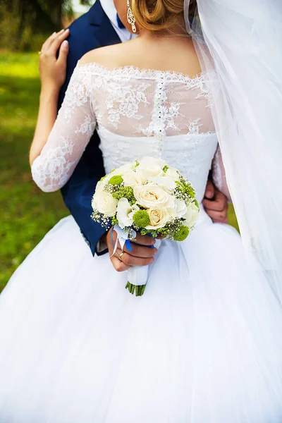 Vackra Bröllop Bukett Händerna Brudgummen — Stockfoto
