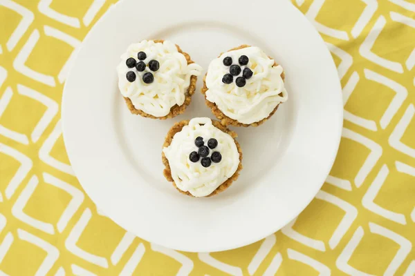 Hausgemachte Muffins Mit Blaubeeren Sahne Und Frischen Beeren Auf Gelber — Stockfoto