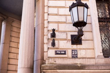 Letonya 'nın Riga şehrinde dar bir ortaçağ caddesi.