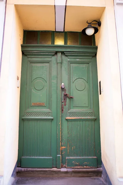 Très Belles Portes Vertes Dans Vieille Ville Riga Lettonie — Photo