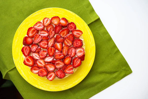 美丽的草莓蛋糕在桌上 绿色餐巾 — 图库照片