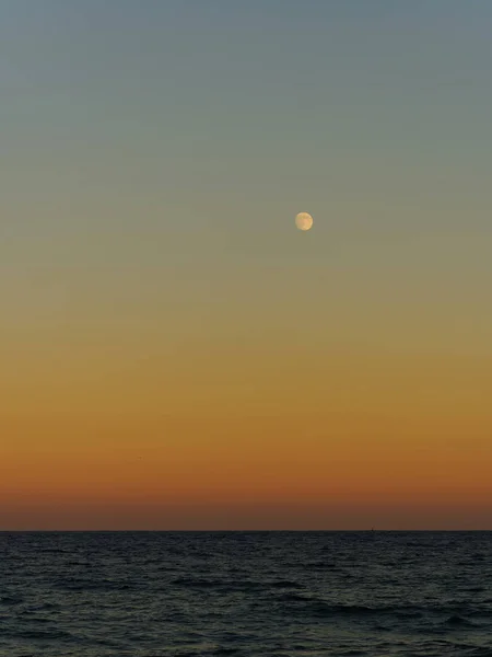 Denizi üzerinden moon