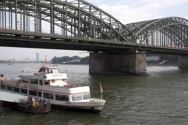 Ren Nehri üzerinde kruvaziyerler