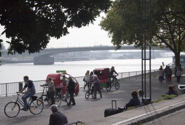 Hohenzollernbrucke üzerinde görülen Köln Katedrali