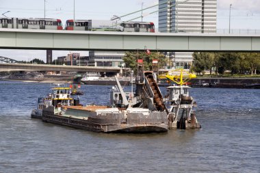 Köln'deki Ren Nehri Sandy piston