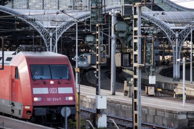 Hohenzollernbrucke üzerinde görülen Köln Katedrali