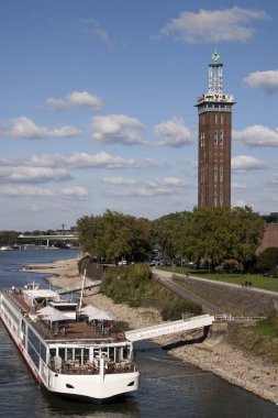 Köln'deki Ren Nehri boyunca Boulevard