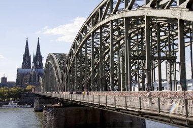 Hohenzollernbrucke üzerinde görülen Köln Katedrali