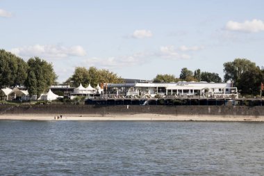Hohenzollernbrucke üzerinde görülen Köln Katedrali