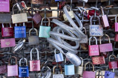 Kilitleri demiryolu Köprüsü'nde binlerce