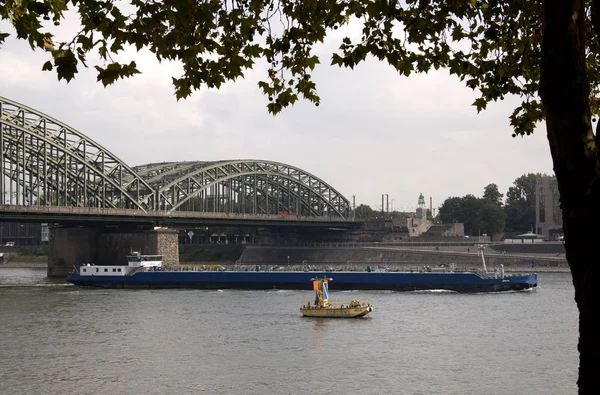 Cathédrale de Cologne vue sur le Hohenzollernbrucke — Photo