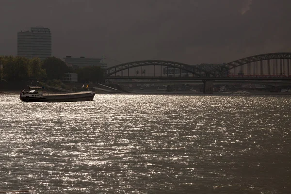 Transport sur l'eau à Cologne — Photo