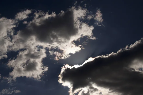 어두운 푸른 하늘에 구름 — 스톡 사진