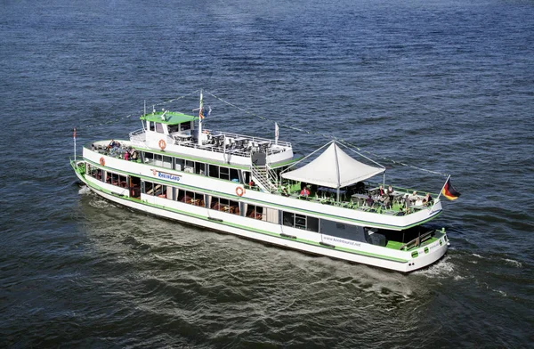 Kreuzfahrtschiff auf dem Rhein in Köln — Stockfoto