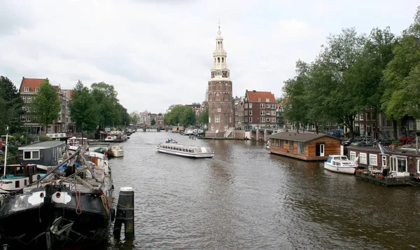 Le Montelbaanstoren est une tour sur la rive du canal Oudeschans à Amsterdam — Photo