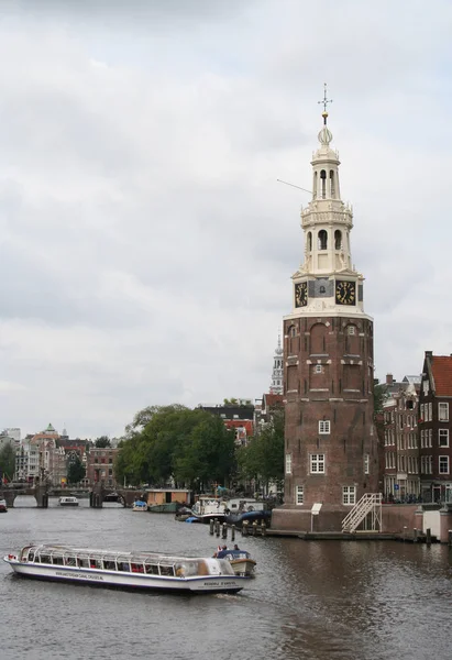 A Montelbaanstoren egy torony, a bank a csatorna Amszterdamban Oudeschans — Stock Fotó
