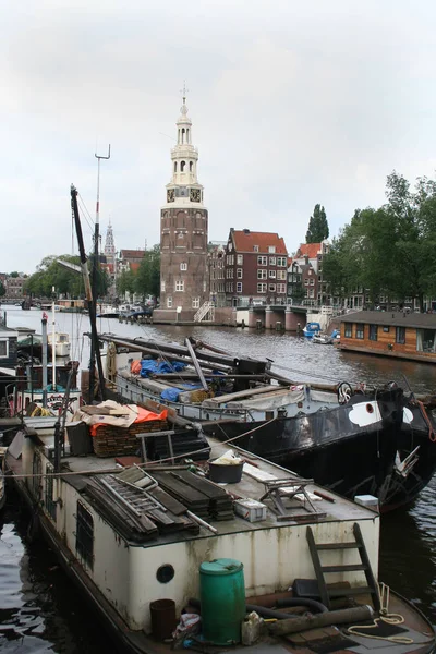 El Montelbaanstoren es una torre a orillas del canal Oudeschans en Ámsterdam — Foto de Stock