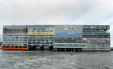 Canalboats Nehri IJ üzerinde 