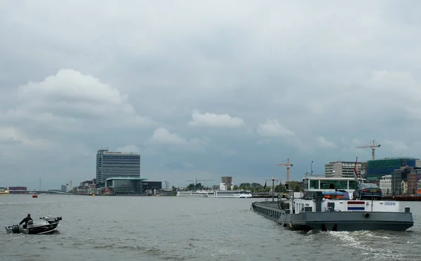 La rivière IJ divise Amsterdam et Amsterdam Nord — Photo