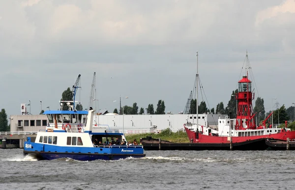 Ferry sobre o rio IJ — Fotografia de Stock