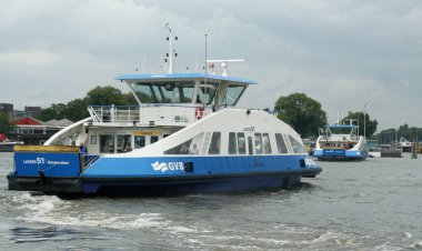 Nehir IJ üzerinde feribot 