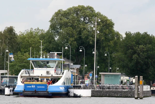 Ferry sobre o rio IJ — Fotografia de Stock